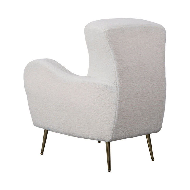 Chaise longue simple en faux sherpa crème avec dossier incurvé, pieds et accoudoirs en métal doré Chaise longue simple en faux sherpa crème avec dossier incurvé, pieds et accoudoirs en métal doré