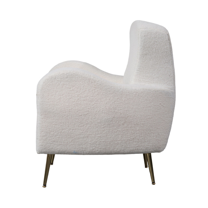 Chaise longue simple en faux sherpa crème avec dossier incurvé, pieds et accoudoirs en métal doré Chaise longue simple en faux sherpa crème avec dossier incurvé, pieds et accoudoirs en métal doré