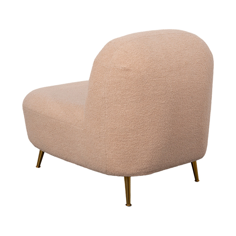 Chaise longue simple entièrement en mousse avec dossier incurvé en peluche orange douce, associée à des pieds en métal doré