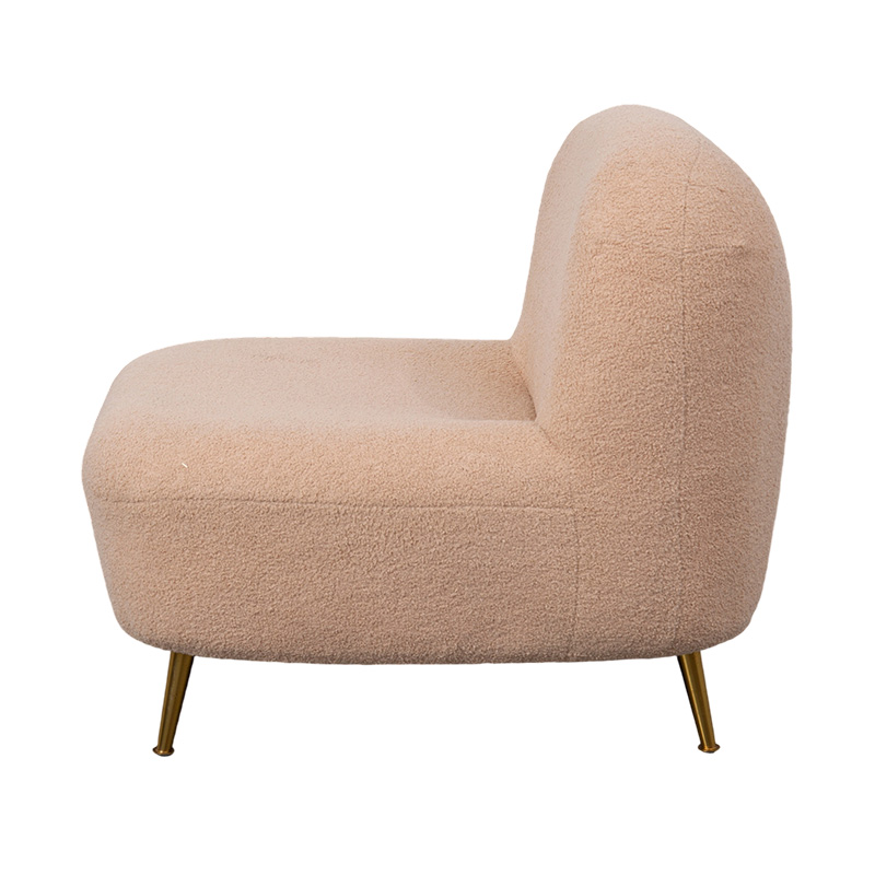 Chaise longue simple entièrement en mousse avec dossier incurvé en peluche orange douce, associée à des pieds en métal doré
