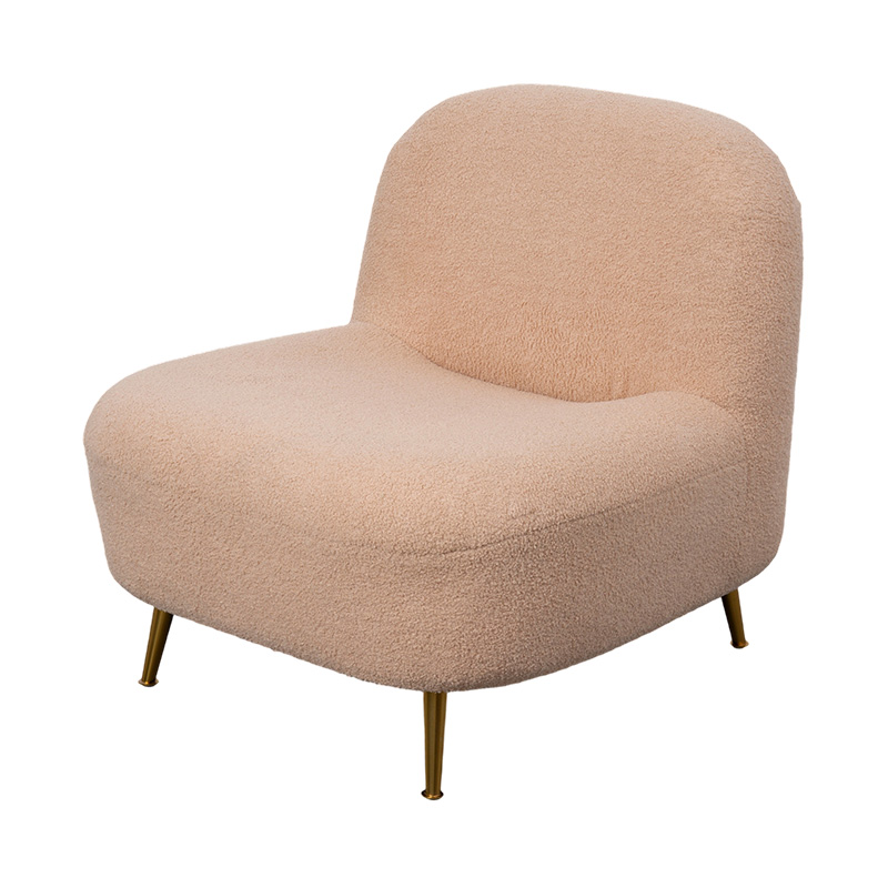 Chaise longue simple entièrement en mousse avec dossier incurvé en peluche orange douce, associée à des pieds en métal doré