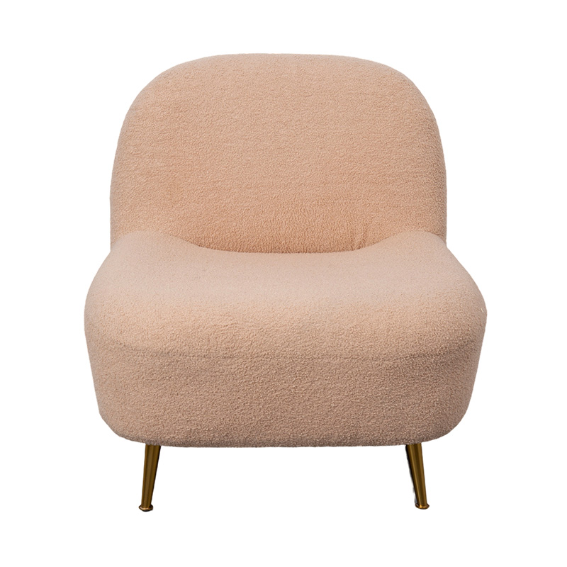 Chaise longue simple entièrement en mousse avec dossier incurvé en peluche orange douce, associée à des pieds en métal doré
